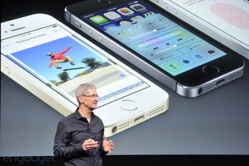 Untuk iPhone 5S baru bisa dipesan mulai 20 September 2013 dengan harga SGD 988 (Rp 8,7 juta) untuk versi 16 GB, SGD 1,148 (Rp 10,1 juta) untuk 32 GB dan SGD 1,288 (Rp 11,4 juta) untuk 64 GB. (kredit foto: engadget)