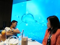 Ocean Restaurant selalu ramai saat weekend. Untuk itu, Anda baiknya reserve terlebih dulu. Makanan yang lezat dan pemandangan cantik bawah laut, menjadi perpaduan spesial yang memberikan pengalaman tiada dua di sana (Afif/detikTravel)