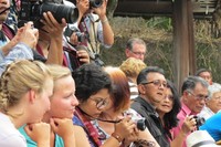 Puluhan wisatawan mancanegara yang duduk berjejer begitu terhipnosis menonton tari tortor. Jeprat! Jepret! Para wisatawan dan fotografer tak henti-hentinya memotret rangkaian tarian menarik ini (Fitraya/detikTravel)