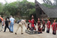 Puncaknya adalah Gondang Sigale-gale, boneka Sigale-gale dibuat menari. Jika dilihat dari depan Sigale-gale seperti bergerak sendiri. Wisatawan pun memberikan uang (Fitraya/detikTravel)