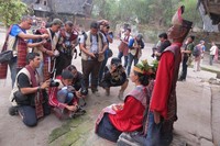 Bubar acara, para fotografer Garuda Indonesia Photo Contest ramai-ramai memfoto para penari dan boneka Sigale-gale (Fitraya/detikTravel)