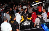Jenazah Bripka Sukardi dimaksukkan ke dalam ambulans.