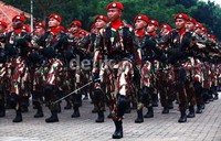 Prajurit Kopassus berbaris sambil memegang senjata, saat mengikuti defile pasukan.