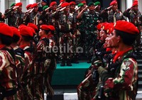 Letjen TNI Budiman memberikan penghormatan.
