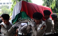 Jenazah Aipda Anumerta Sukardi tiba di pemakaman.
