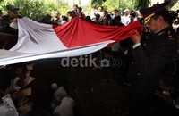 Jenazah Aipda Anumerta Sukardi dimasukan ke liang lahat.