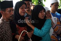 Saat jenazah di masukan ke liang lahat, kesedihan terlihat di keluarga almarhum.