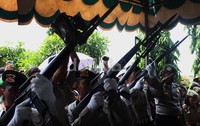Upacara kehormatan mengiringi pemakaman polisi yang tewas saat bertugas tersebut.