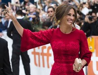 Tiba di lokasi acara, Julia Roberts langsung meyapa para penggemar. REUTERS/Mark Blinch.