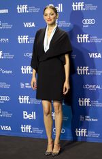 Tampil Sederhana, Marion Cotillard Tetap Cantik