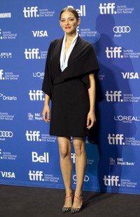 Di kesempatan tersebut, Marion Cotillard memilih dress hitam dan sepatu dari Christian Dior. REUTERS/Fred Thornhill.     