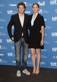 Marion Cotillard berpose bersama Guillaume Canet yang berperan sebagai sutradara dari film terbarunya tersebut. Jason Merritt/Getty Images/AFP.     