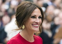 Julia Roberts melengkapi penampilannya dengan tatanan rambut upstyle sederhana dihiasi dengan seyuman di wajahnya. REUTERS/Mark Blinch.