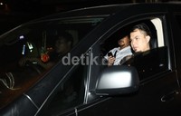 Dhani datang dengan mobil Toyota Alphard Hitamnya sekitar pukul 21.35 WIB.