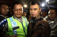 Bos Republik Cinta Manajemen itu datang masih dengan kemeja batik hitam.