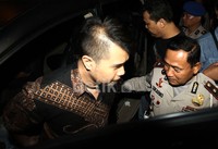 Setibanya di kantor Ditlantas Polda Metro Jaya, Dhani langsung menaiki tangga menuju lantai dua untuk segera diperiksa.