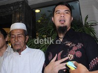Karena ini sangat berbahaya sekali seandainya Dul banyak gerak. Sampai saat ini syarafnya masih normal tapi benar-benar harus dijaga, ucap Dhani. Mahal/detikHOT.