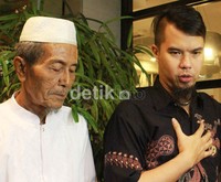     Saya sangat kagum sama bapak ini (Kosasih), beliau hadapi semua masalah. Saya belum setegar beliau, saya banyak belajar dari bapak gimana menghadapi masalah. Ini ilmu yang sangat tinggi, urai Dhani memuji. Asep/detikHOT.