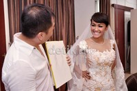 Jupe tampak puas dengan gaun pengantinnya itu. Noel/detikHOT.