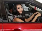 Mei Chan dan Mobil Range Rover Merahnya