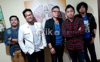 Samsons dan vokalis barunya, Aria Dinata (tengah). Ridho/detikHOT.