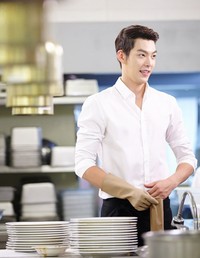 Dalam drama 'Heirs', karakter Choi Young yang diperankan oleh Kim Woobin merupakan keturunan orang kaya, pewaris 'Welcome Resort'. (Hwa and Dam Pictures)