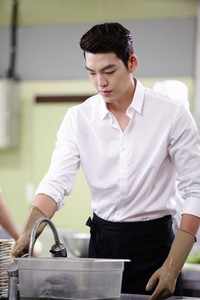 Karakter Choi Young berhasil dimainkan oleh Woobin dengan penuh kharisma. (Hwa and Dam Pictures)