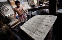 Para pekerja di sebuah pabrik Tahu di bilangan Duren Tiga, Jakarta Selatan tampak sudah mulai berproduksi.