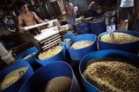Sebelumnya, aksi mogok dilakukan karena tingginya harga kedelai dan sulitnya pasokan kepada para pengrajin.