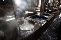 Mendag berjanji akan mengeluarkan kebijakan harga kedelai khusus untuk perajin tahu-tempe. Kebijakan harga khusus ini hanya bersifat sementara saat terjadi lonjakan harga kedelai.