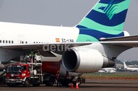 Sejumlah petugas mengisi bahan bakar avtur pada Pesawat Garuda Indonesia yang akan digunakan jamaah haji sebelum lepas landas di Bandara Halim Perdanakusuma, Jakarta.