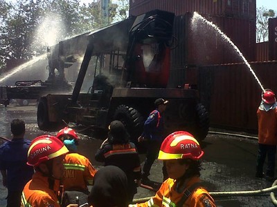 Reach Stacker Terbakar, Operasional Depo Peti Kemas Terganggu