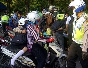 Polisi Razia Pelajar Bermotor di Surabaya