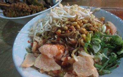 Gurih Mantap Bubur Ayam Cirebon Pak Syawal
