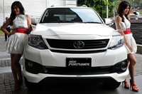Dua orang model berpose dengan Fortuner. Secara total, hingga Juli 2013, Toyota Fortuner telah terjual sebanyak 79.745 unit. (dok Toyota).