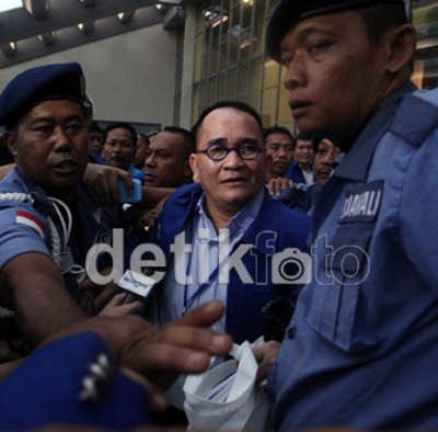 Ruhut Desak Semua Pejabat Mundur dari Konvensi Capres PD