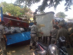 250 Aparat Gabungan Tertibkan PKL di Pasar Gembrong