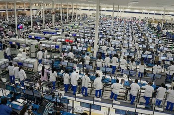Itu sebabnya, Google lewat Motorola, coba menghilangkan ketergantungan terhadap manufaktur China dan Taiwan dengan mengandalkan produksi dalam negeri. (kredit foto: the verge)     