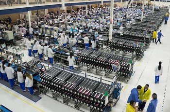 Motorola sendiri diakuisisi oleh Google dengan mahar USD 12,5 miliar pada Agustus 2011 silam. Meski sudah punya divisi ponsel sendiri, Google tetap membuka kerja sama lisensi Android dengan sejumlah prinsipal ponsel lain, seperti Samsung, Sony, HTC, dan lainnya.