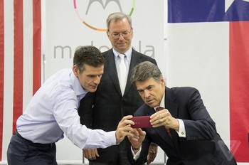 Gubernur Perry membanting iPhone miliknya setelah disindir oleh CEO Motorola Mobility Dennis Woodside bukan bagian dari 80% pengguna Android di seluruh dunia. (kredit foto: the verge)     
