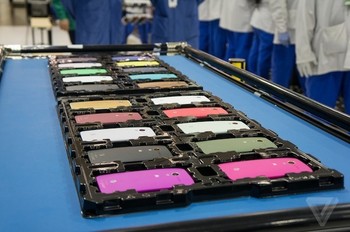 Menurut Google Executive Chairman Eric Schmidt, dari 130 juta smartphone yang digunakan oleh warga AS, tak ada satupun yang diproduksi dalam negeri. (kredit foto: the verge)