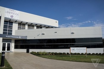 Pabrik yang bertempat di daerah Fort Worth ini dulu sempat lama digunakan oleh Nokia untuk memproduksi ponsel-ponselnya. (kredit foto: the verge)