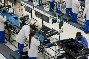 Di AS sendiri, Moto X telah diikat kerjasama bundling oleh operator telekomunikasi AT&T. (kredit foto: the verge)