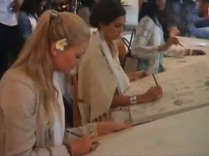 Kontestan Miss World Belajar Melukis