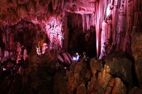 Gua Gong terletak di Desa Bomo, Kecamatan Punung, 37 km dari Pacitan, Jawa Timur. Objek wisata ini bisa dicapai dengan kendaraan baik mobil maupun motor (Ugik/detikTravel)
