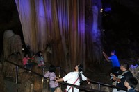 Beberapa stalaktit dan stalagmit yang bisa mengeluarkan bunyi mirip gong antara lain Selo Citro Tirto Agung dan Senden Bumi (Ugik/detikTravel)