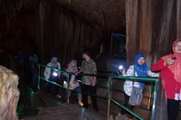 Karena sudah terkenal, banyak wisatawan yang melancong. Jalur menuju ke dalam gua pun sudah dibuat senyaman mungkin sehingga tidak berbahaya bagi para pengunjung (Ugik/detikTravel)