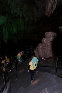 Gua Gong memiliki jalur yang bisa ditapaki sepanjang 300 meter. Keamanan terjaga baik dengan adanya pagar pembatas dan pegangan tangan di sisi tangga (Ugik/detikTravel)