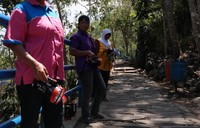 Wisatawan yang ingin menyusuri gua bisa menyewa lampu senter yang dijajakan sebelum pintu masuk. Harga sewa sebuah senter adalah Rp 5.000 (Ugik/detikTravel)