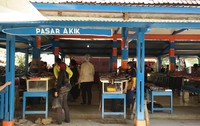 Selesai menyusuri gua, pengunjung bisa melancong ke pertokoan batu akik di luar gua (Ugik/detikTravel)